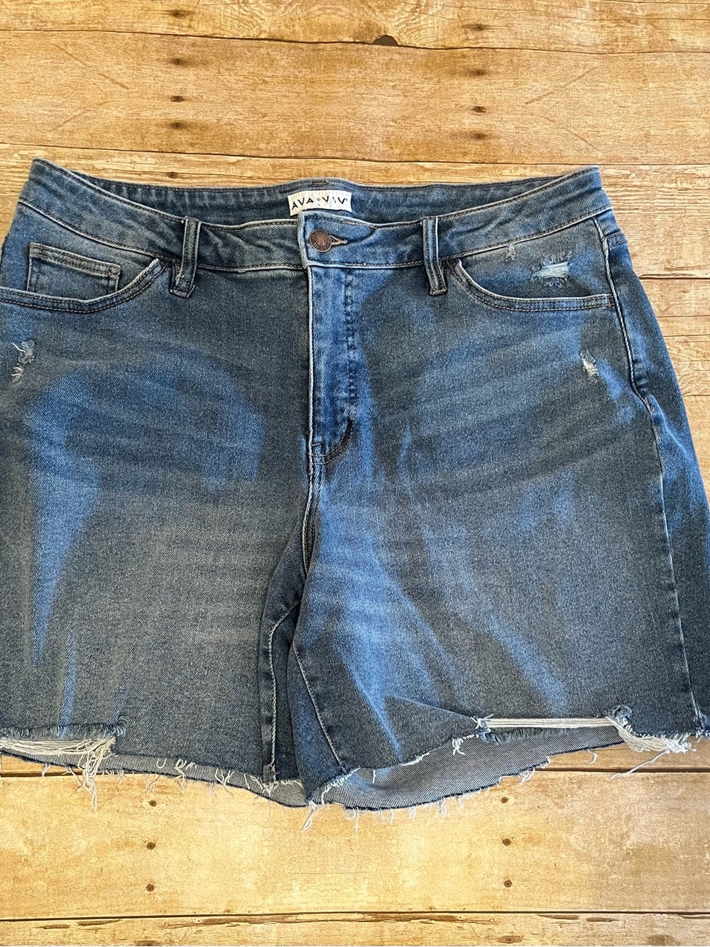 Ava & Viv Women’s Light Blue Distressed Denim Cutoff Shorts EUC Plus Size 16W - Picture 2 of 5